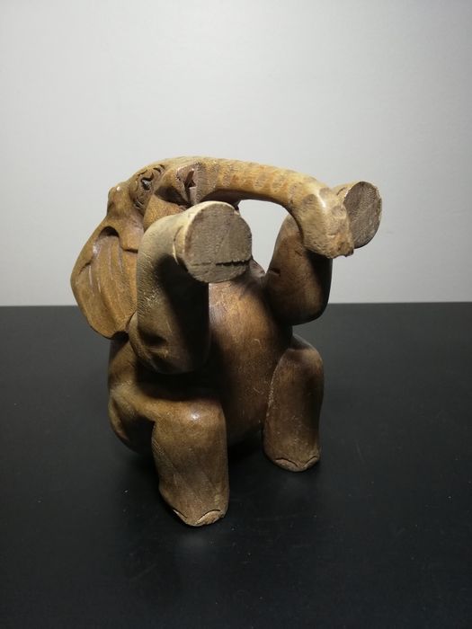 Статуетка на слон от дърво. Подарък. Декорация.