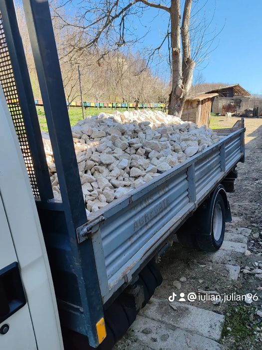 Piatra de calcar de diferite dimensiuni la mașină sau la saci