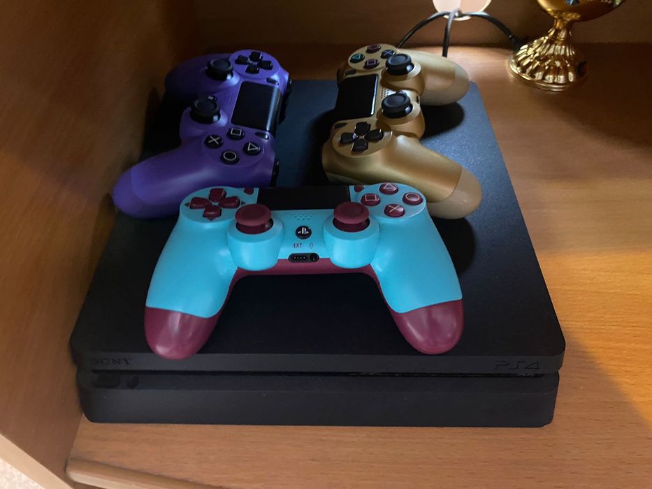 Продам Sony PlayStation 4 слим прошитую 30-35 игр