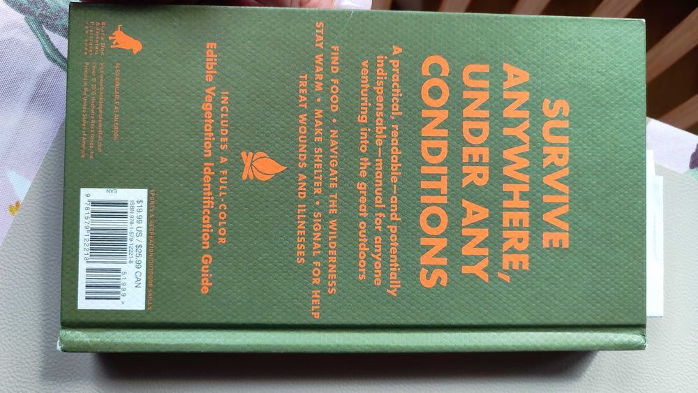 НОВА Английска книга How to stay alive in the woods