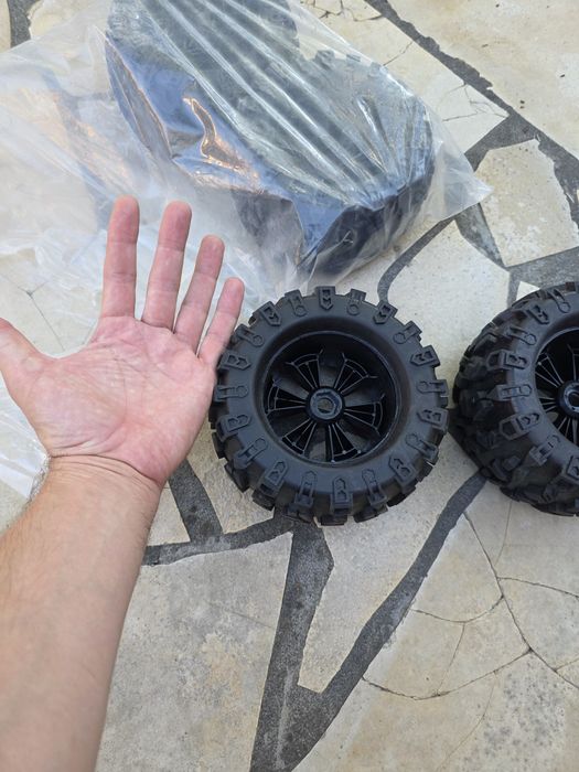 4 roți complete pentru mașini RC Monster Truck 1:8