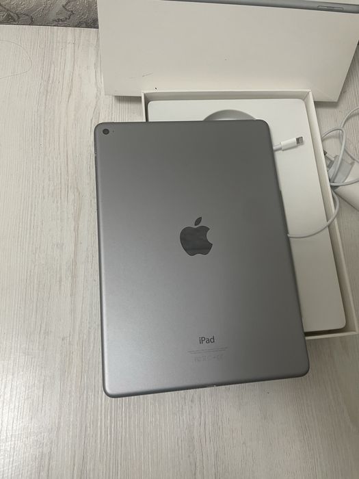 Apple Ipad Air 2 + полний состав(каробка + док + зарядка)