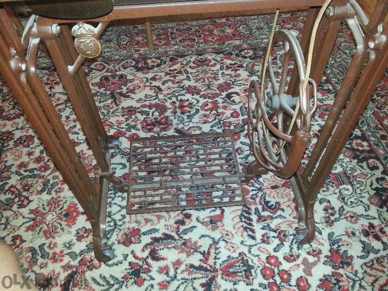 Ретро крачна шевна машина Хускварна (Husqvarna)