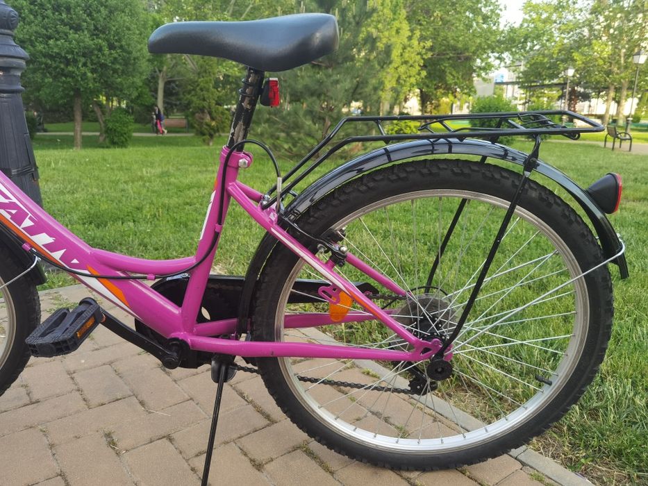 Vând doua biciclete roz și roșie fete și băieți roti 20 și 24