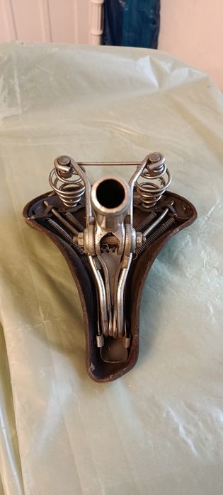 Scaun de bicicleta vechi din piele cu arcuri