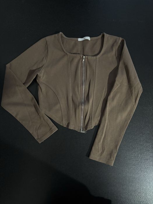 Отлаю одежду даром