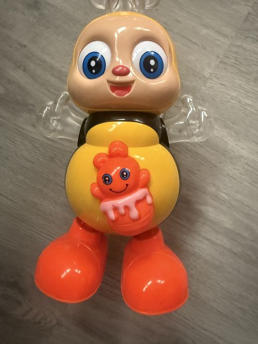 Albinuta maia canta lumineaza