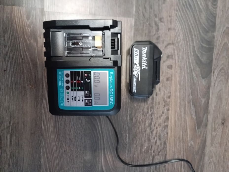 Încărcător pentru baterii makita