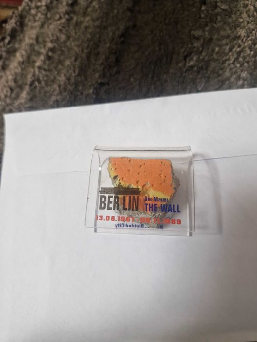 Продава се камъче от Берлинската стена