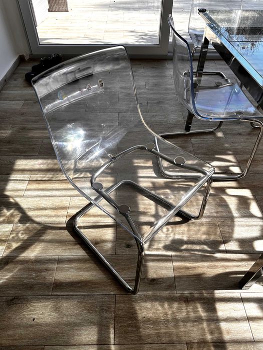 Маса със столове