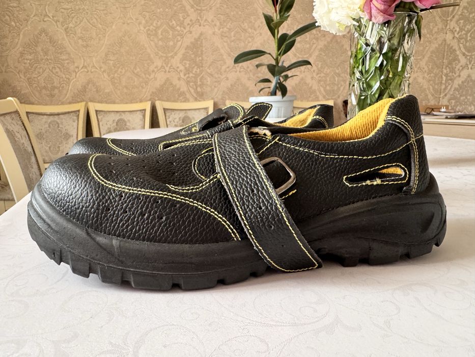 Продам летние рабочие сандали