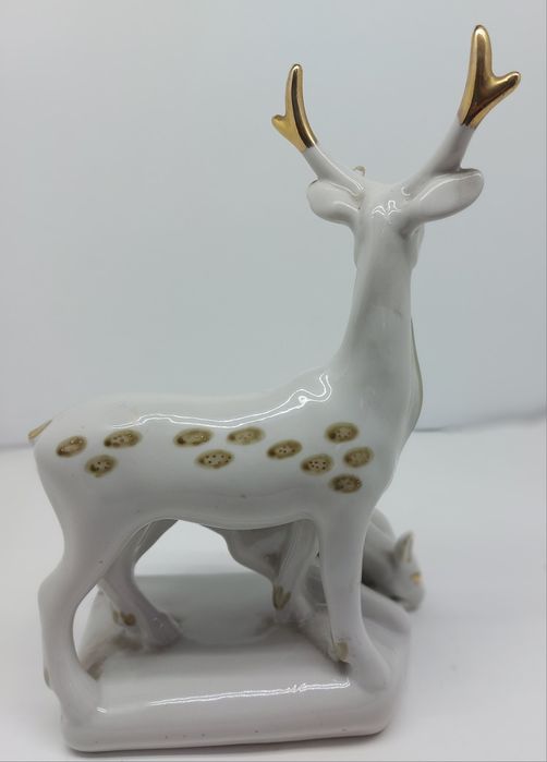 Фарфоровая статуэтка  Пара олений