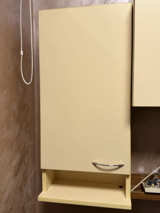 Шкафове за окачане на стена !