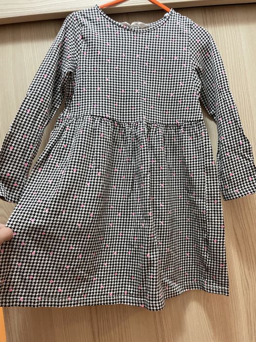 Rochie H&M 3-4 ani, carouri marunte, alb cu negru, si inimioare roz.