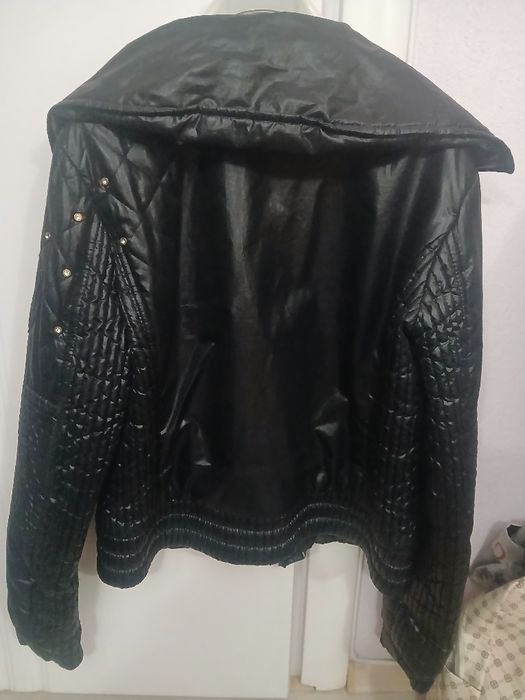 Черно преходно яке, късо, много шикозно и красиво. Обличано  1-2 пъти.