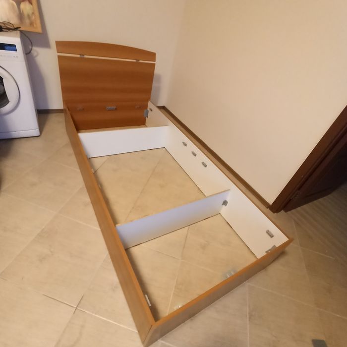 Единично легло с двустоанен матрак