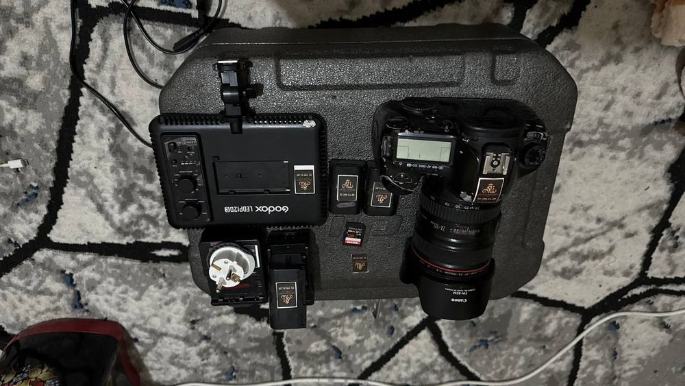 Mark 3 foto video kamera sotiladi