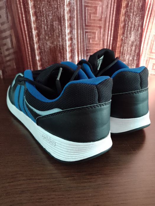 Vând adidași Adidas