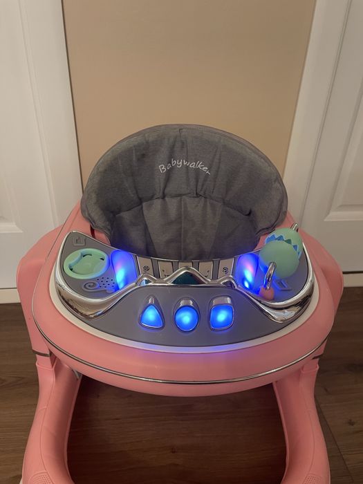 Premergător BabyWalker roz cu lumini și sunete