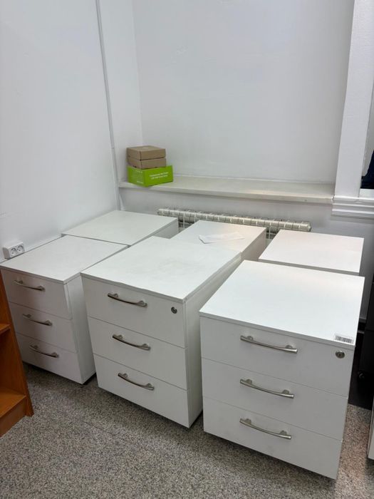 Офисные тумбы, комоды, помощники на колесиках.