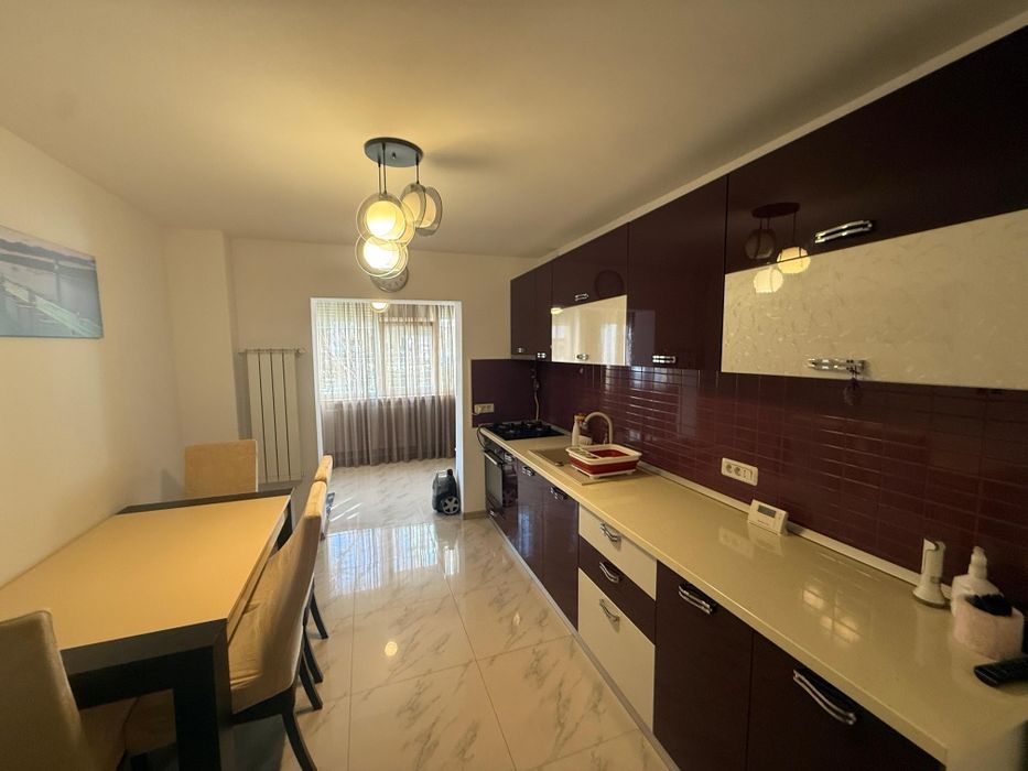 Vând apartament cu 3 camere, zona Anda