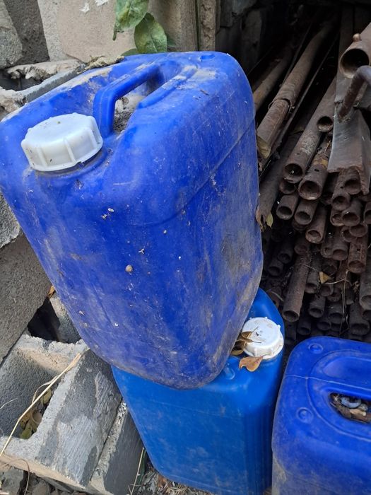 Канистры продам 20литровые