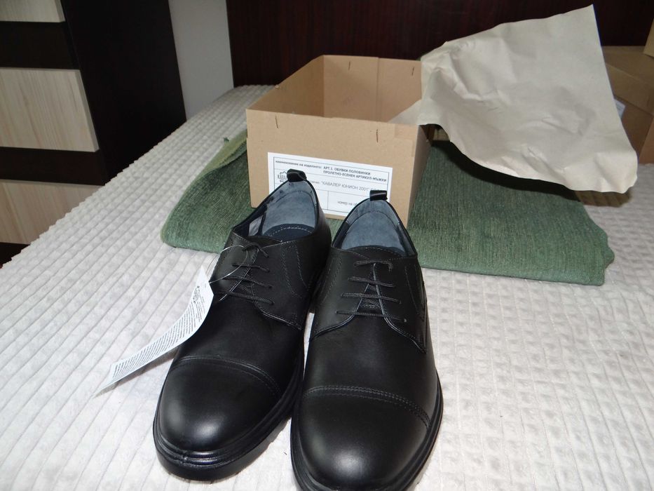 Предлагам чисто нови обувки.