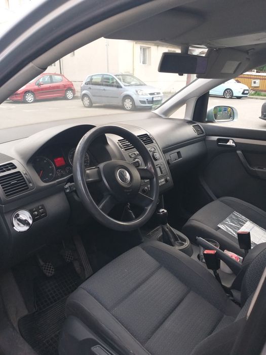 Vând Volkswagen Touran