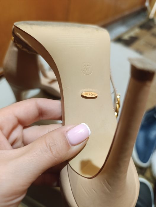 Обувки на ток, маратонки