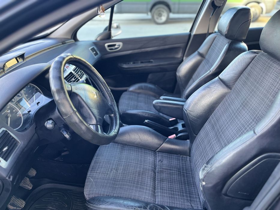 Продавам личния си автомобил Пежо 307