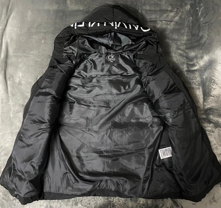 Vând vesta noua de bărbați Calvin Klein