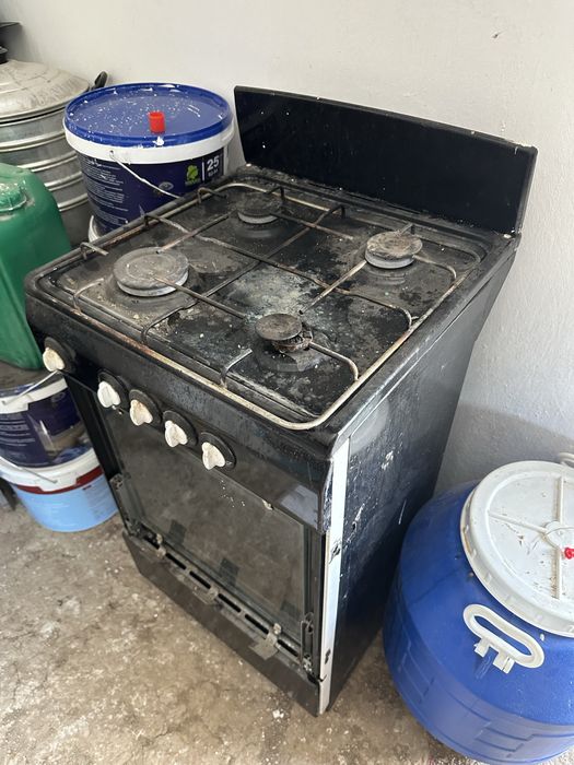 Продам газовую плиту четырех камфорная