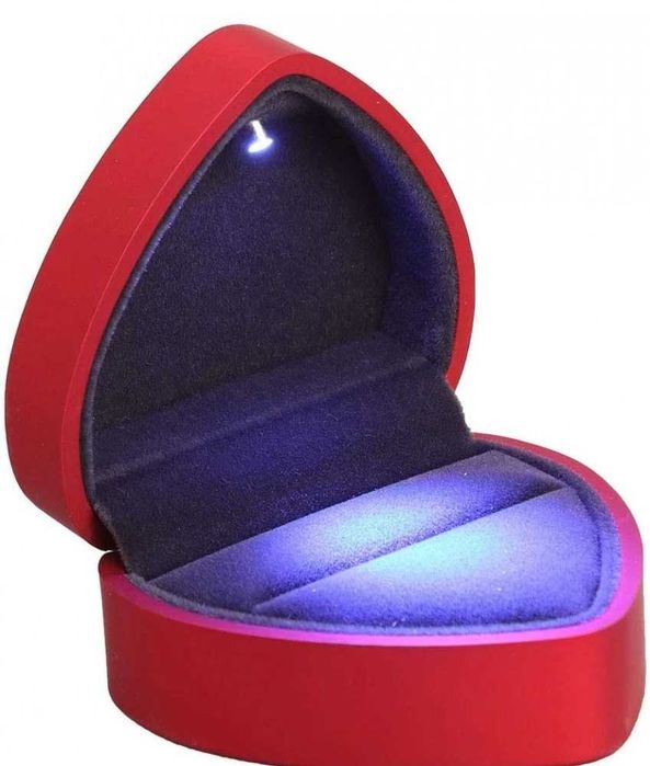 Cutie inel in forma de inima cu LED integrat pt logodna, casatorie