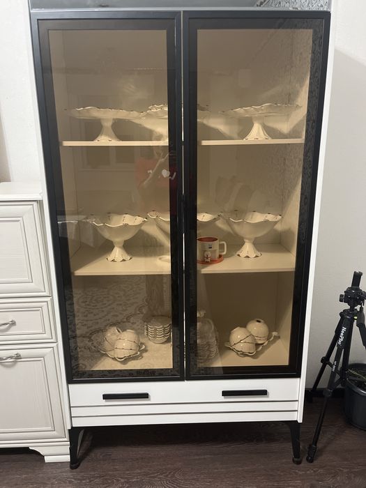Шкаф-витрина белая