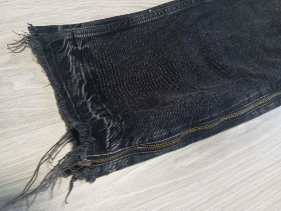 Blugi flared cu fermoar