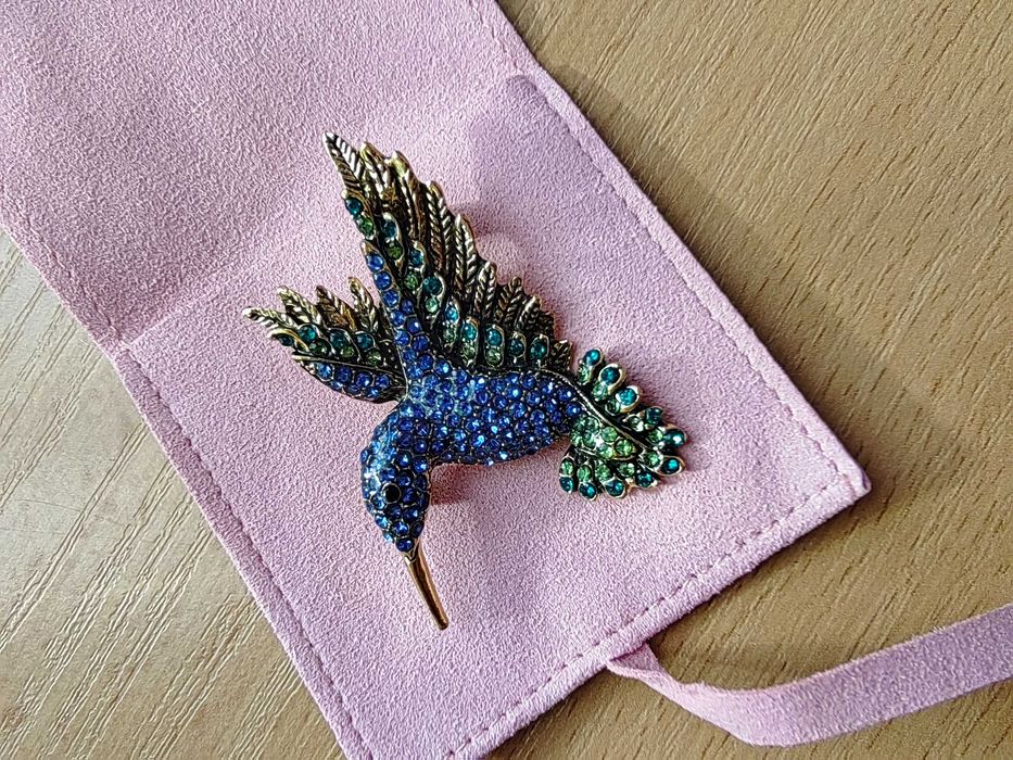 Нежна Брошка с калъфче за съхранение