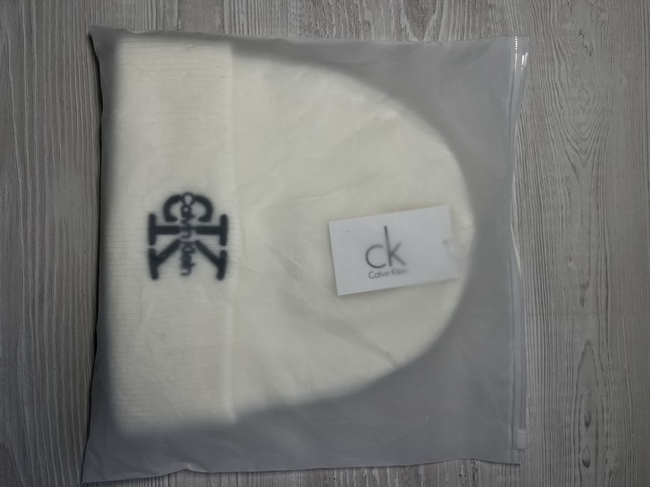 Caciula Alba Calvin Klein