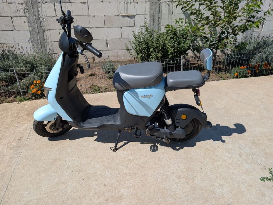 Scuter electric cu pedale