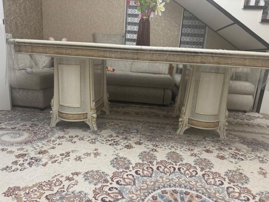 Стол для гостинной