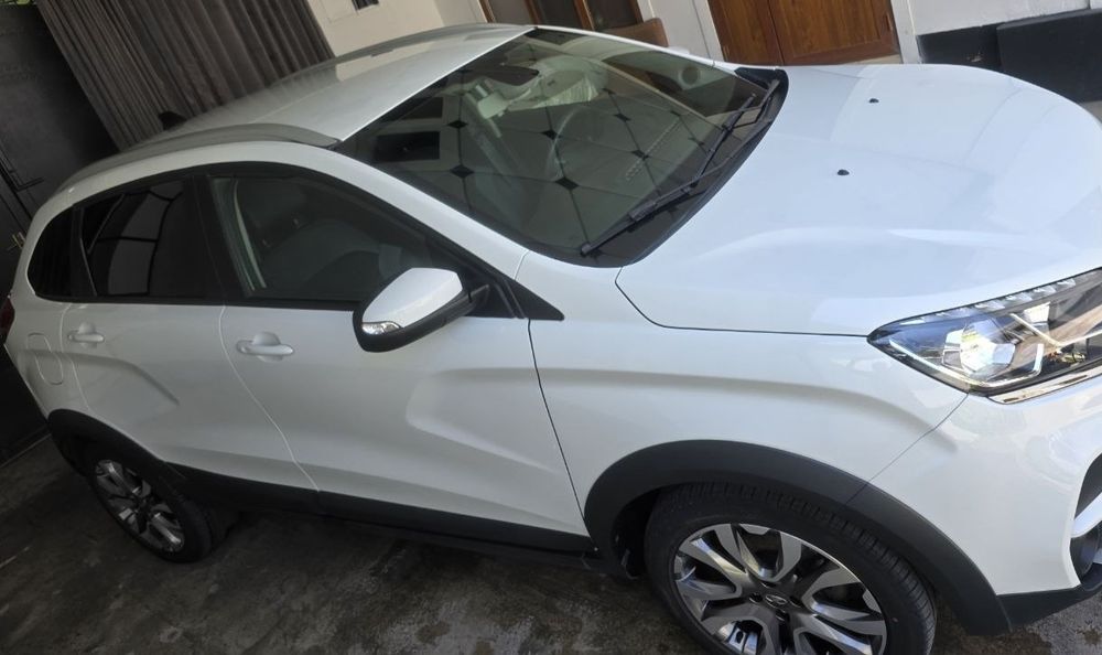 Lada XX Kros  ikming yigirma birinchi yil ikming ikkinchi yilda salon