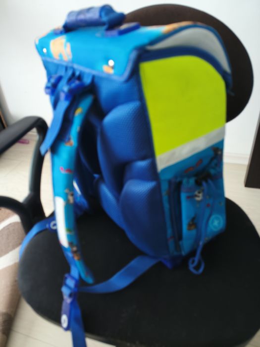 Ученическа раница с твърд гръб.