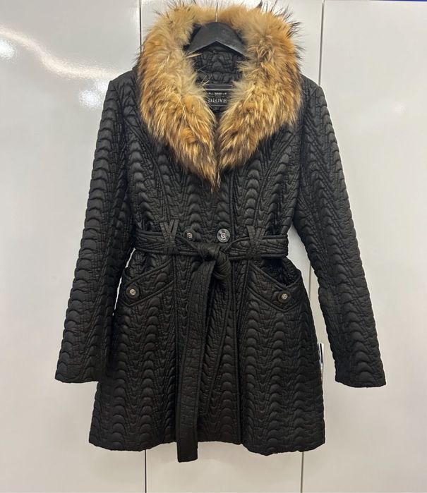 Страхотно дамско палто с подвижна яка от естествен косъм