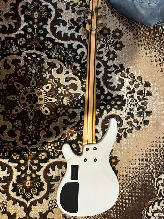 Бас китара YAMAHA с активна електроника