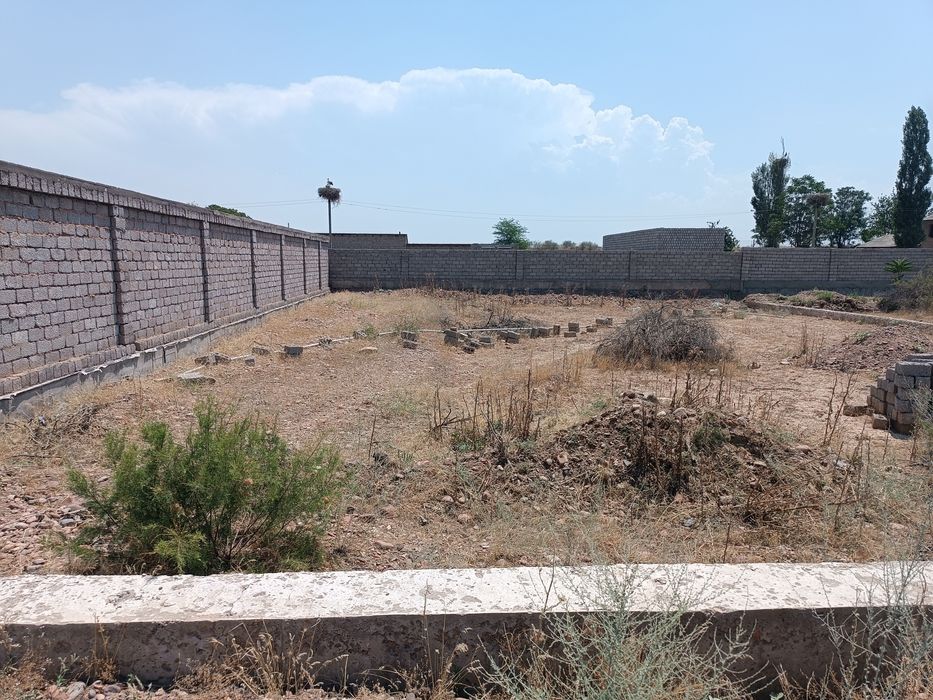 Uchaska 6 sotix sotiladi.