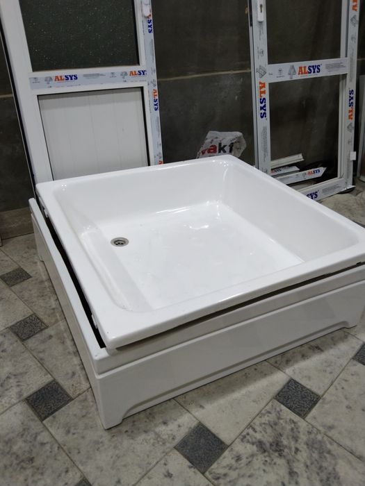 90x90 sm vanna qattiq materialdan ishlangan