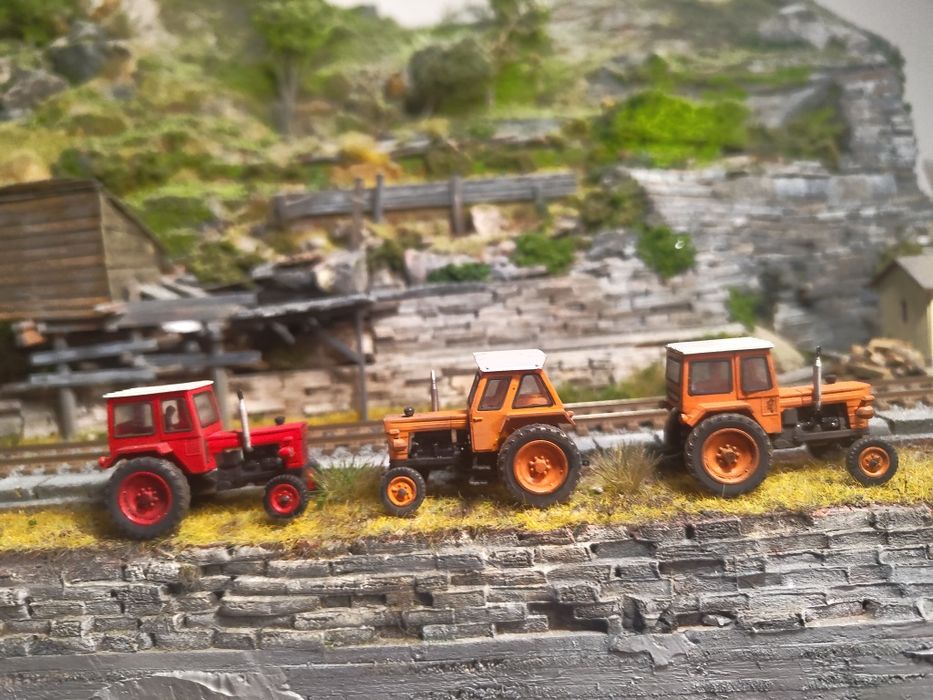 Macheta auto la scara 1/87 a tractorului UTB trenuleț electric