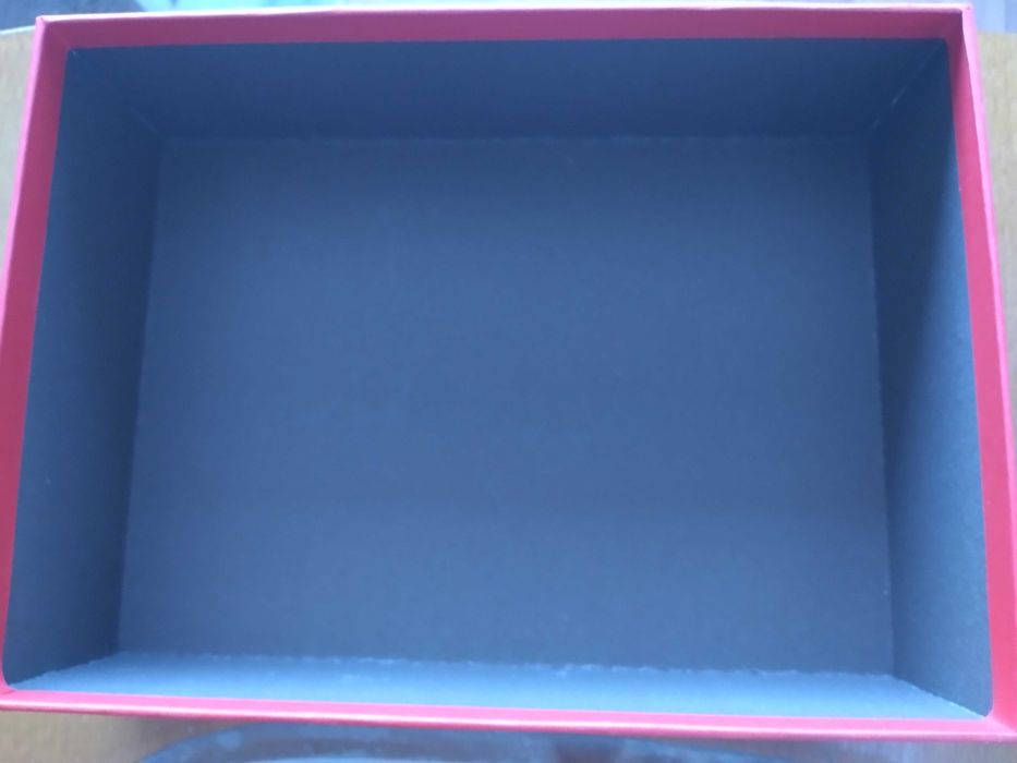 Червена подаръчна кутия