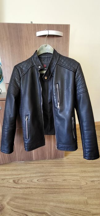 кожено яке момче