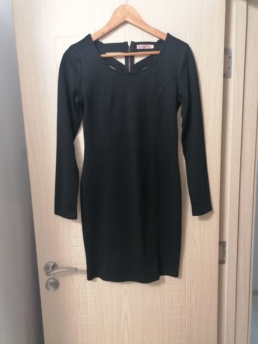 Къса черна рокля