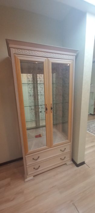 Шкаф витрина, в отличном состоянии.